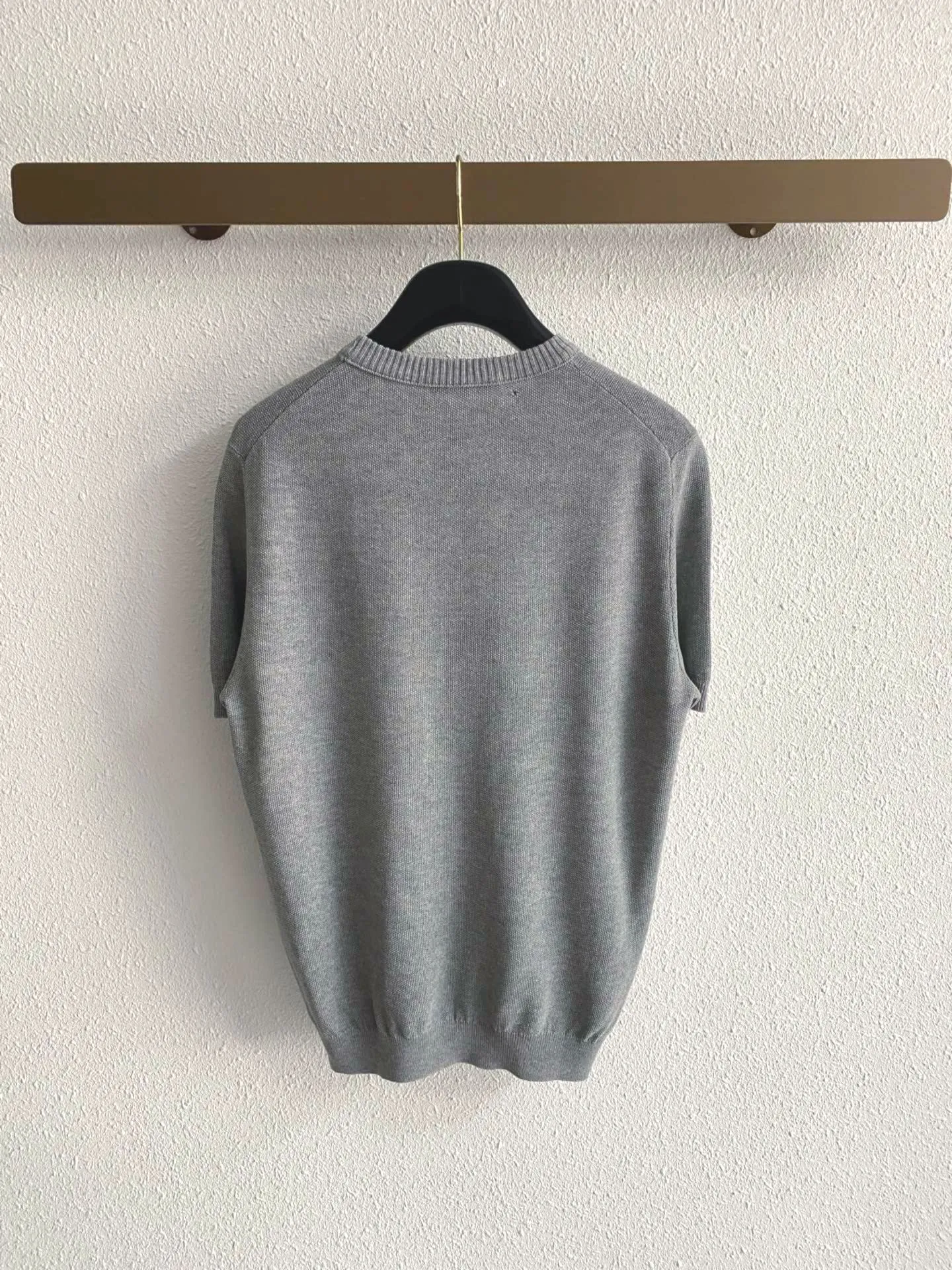 The entire Loro Piana piece is made of fine plain knitting technology, without unnecessary patterns, and relies solely on clean texture. Fabrics of this kind of weave are usually thinner, breathable, smooth to the touch, and have a soft matte texture, which is very consistent with the old-money style aesthetic of "low-key and noble". Sizes:M-3XL